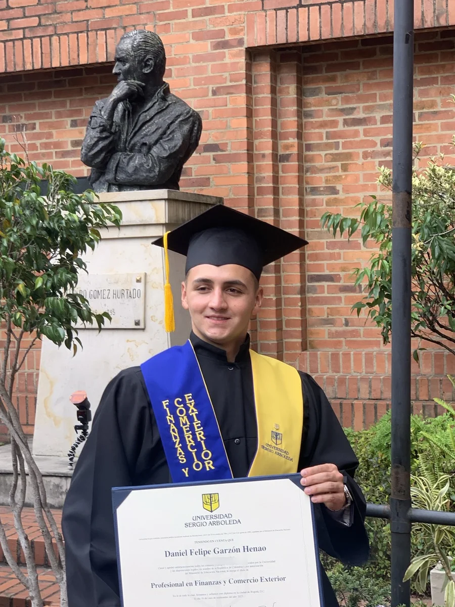 Daniel en su grado de la Universidad Sergio Arboleda, con el diploma